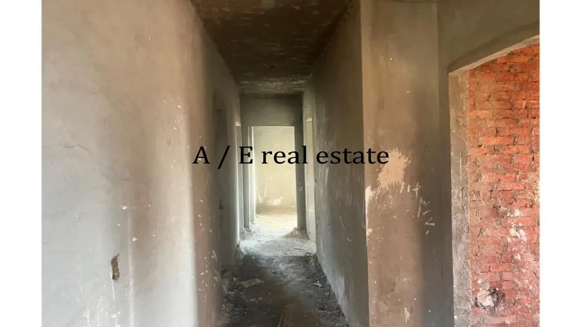 شقة فاخرة مع شرفة للبيع