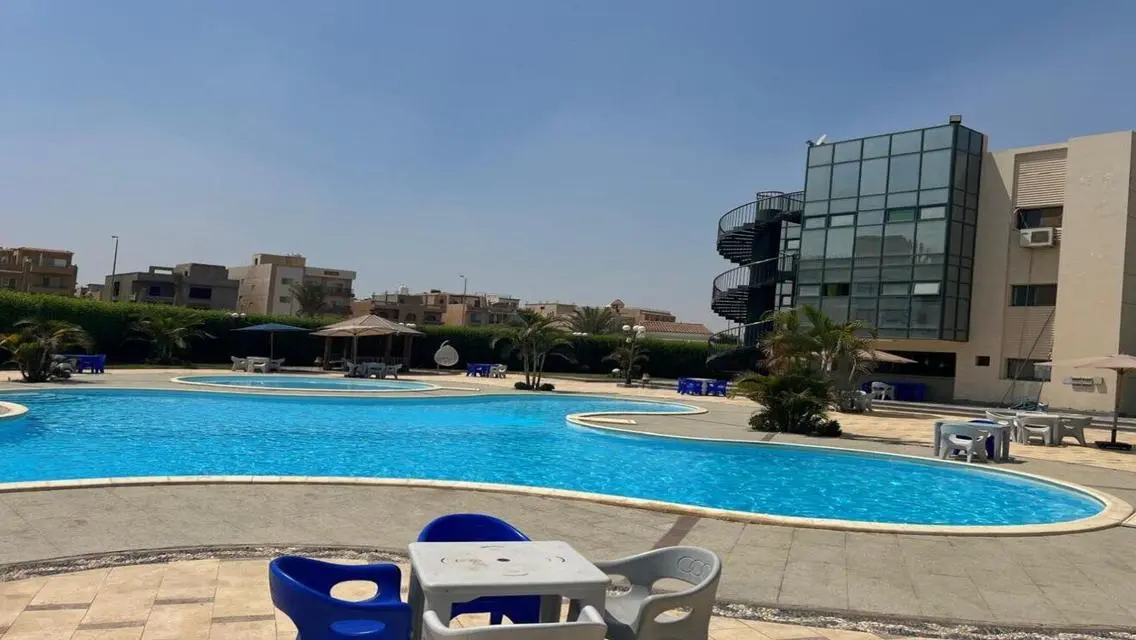 شقة فاخرة بمساحة 950 متر مع مسبح مشترك وإطلالة على البحيرات