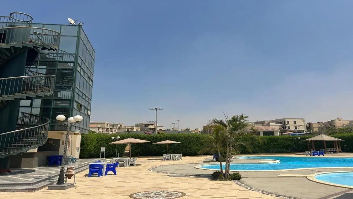 شقة فاخرة بمساحة 950 متر مع مسبح مشترك وإطلالة على البحيرات