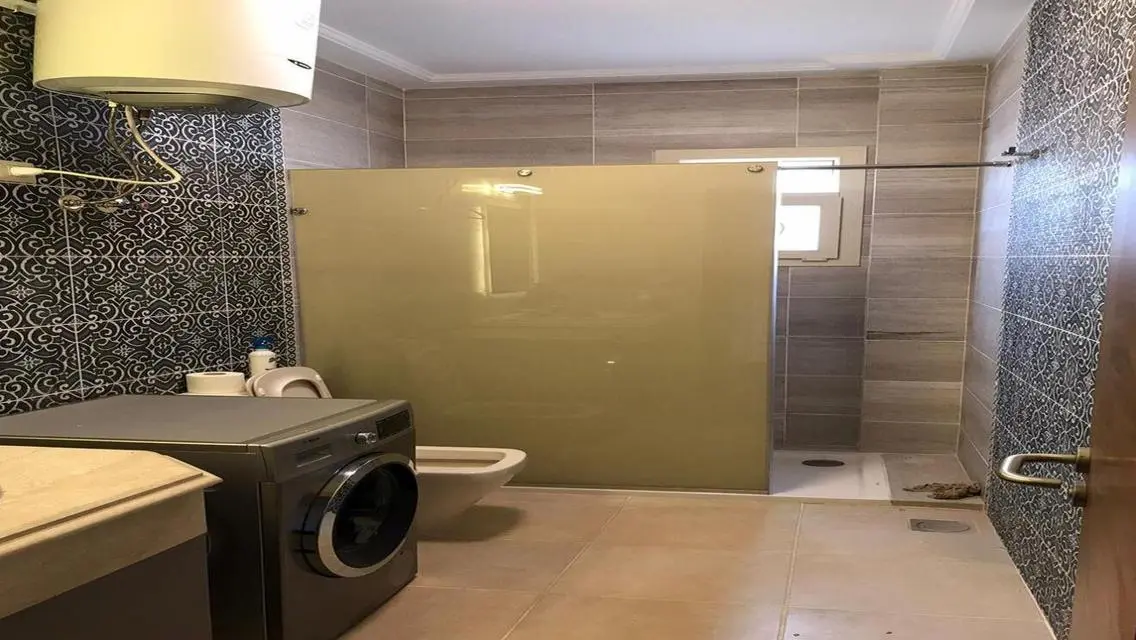 شقة رائعة بحارس أمن مطلة على معلم رئيسي