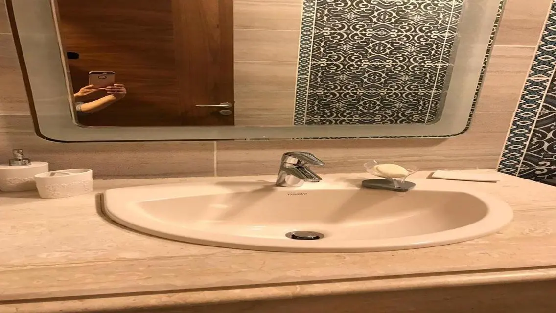 شقة رائعة بحارس أمن مطلة على معلم رئيسي
