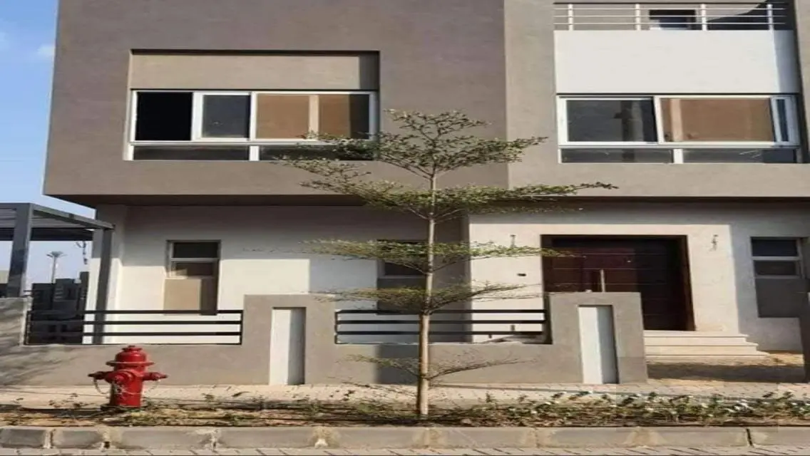 فيلا فاخرة للبيع مع حديقة خاصة ومسبح