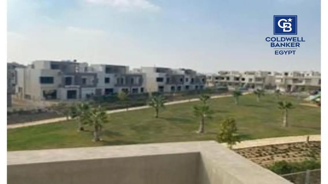 فيلا فاخرة للبيع مع حديقة خاصة وحارس أمن