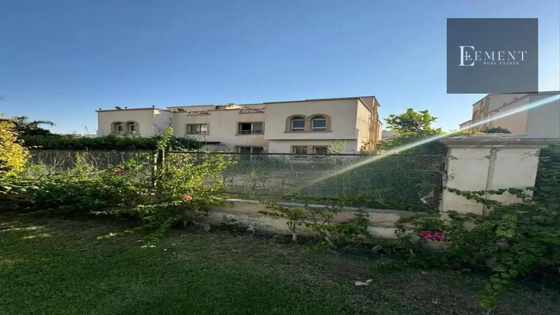 Luxury Apartment with Garden and Private Pool in Prime Location