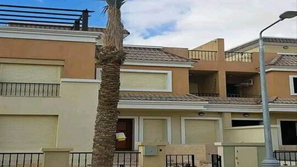 فيلا فاخرة للبيع بمساحة واسعة مع جميع المرافق في موقع مميز