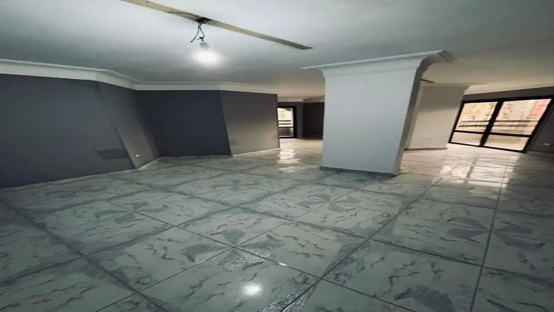 شقة فاخرة للبيع بمساحة شاسعة
