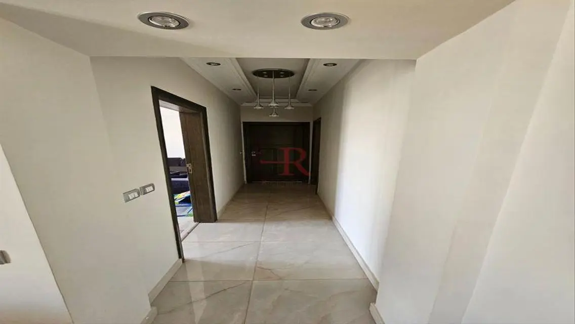 شقة فاخرة للايجار تطل على معلم رئيسي