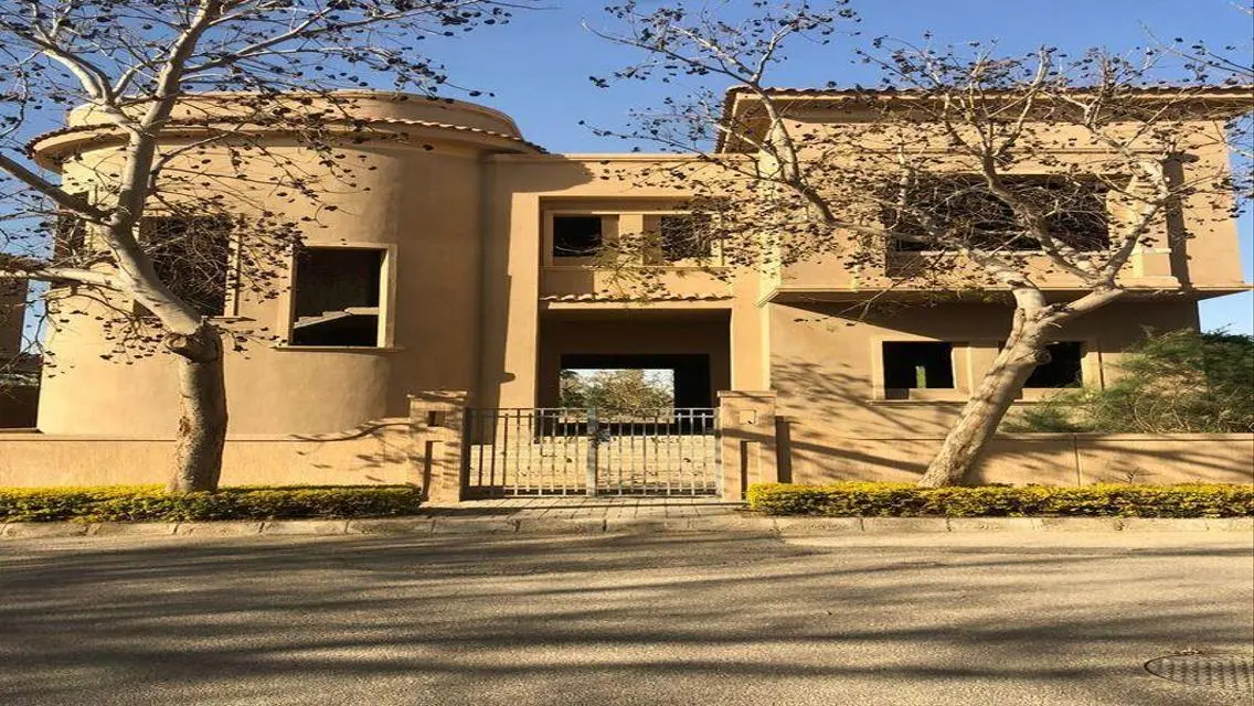 Luxurious Villa with Private Pool and Garden in the Heart of the City