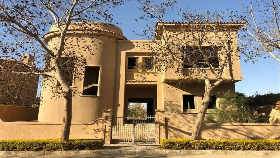 Luxurious Villa with Private Pool and Garden in the Heart of the City