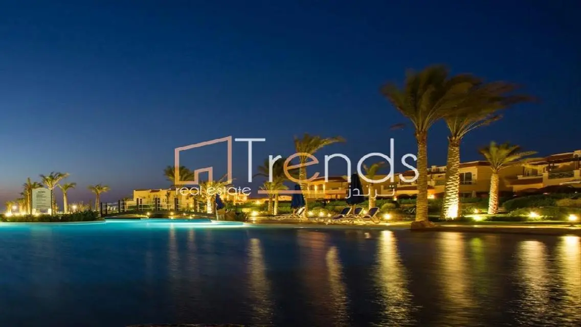 Luxury Apartment Overlooking Lakes and Key Landmarks