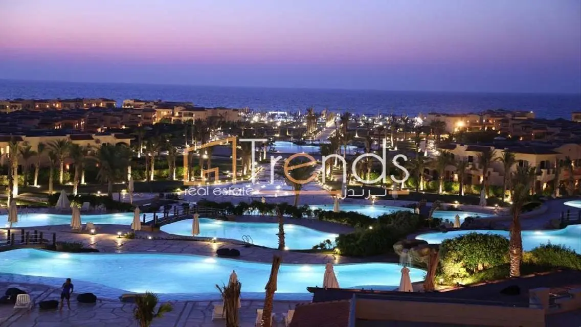 Luxury Apartment Overlooking Lakes and Key Landmarks