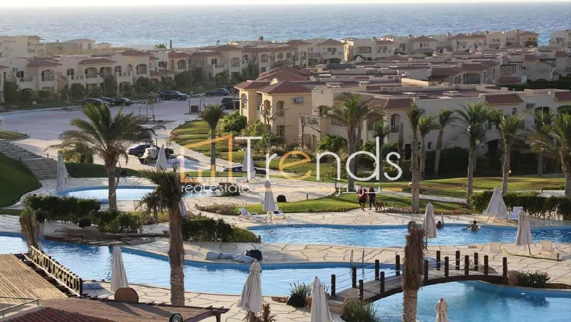 Luxury Apartment Overlooking Lakes and Key Landmarks