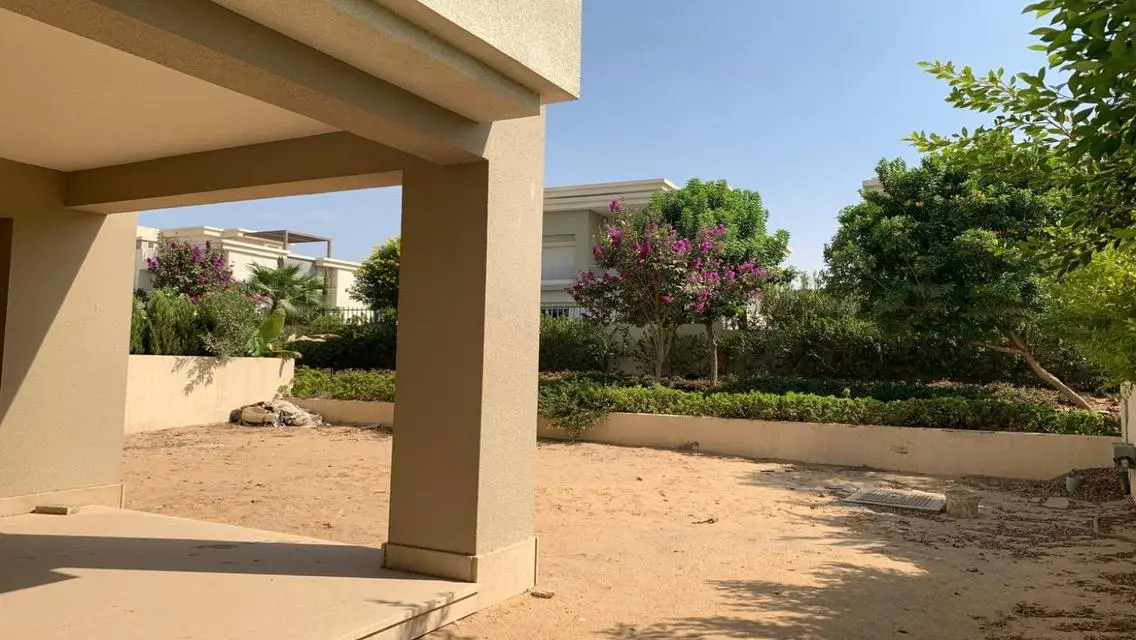 شقة فاخرة بأربع غرف مع حديقة خاصة ومسبح مشترك