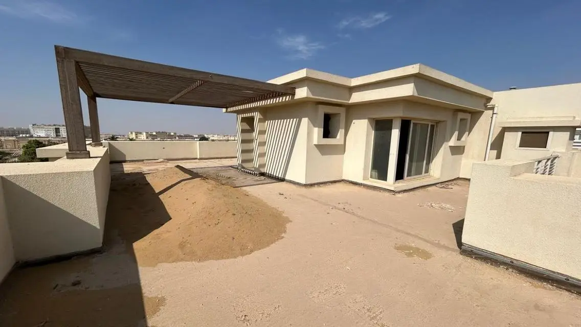 شقة فاخرة بأربع غرف مع حديقة خاصة ومسبح مشترك