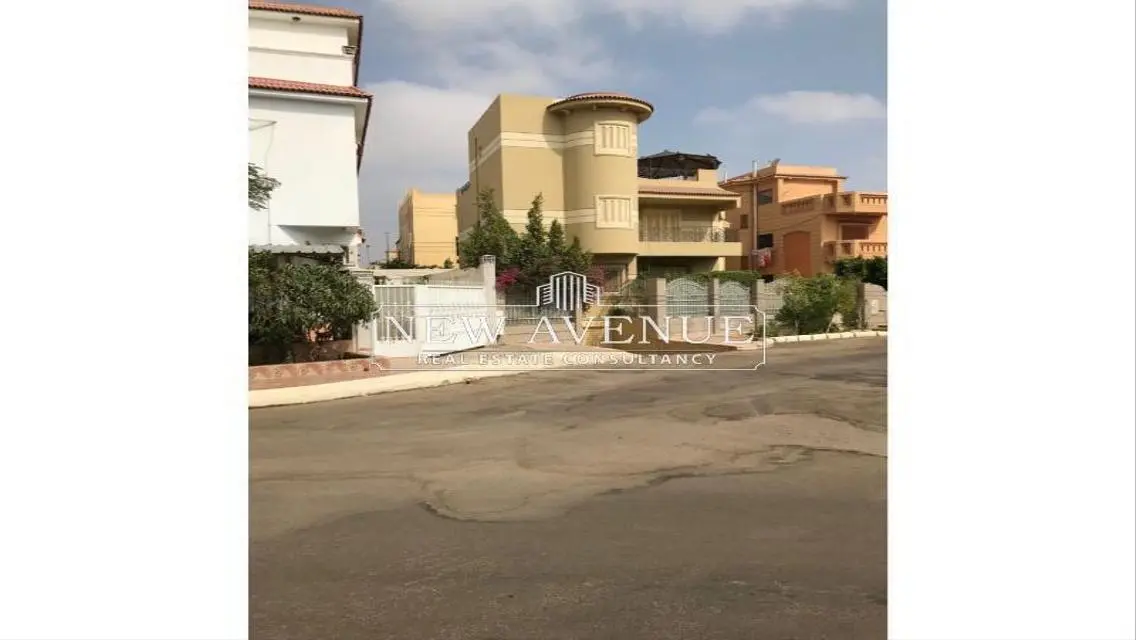 شقة فاخرة للبيع مطلة على معلم رئيسي