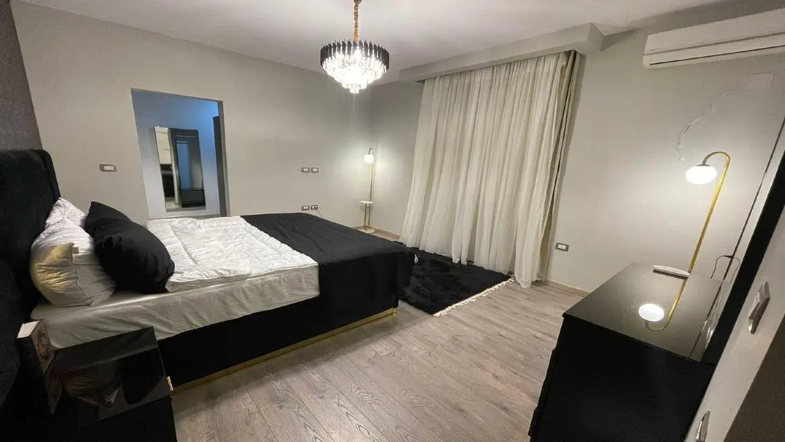 شقة مميزة للبيع overlooking البحيرات
