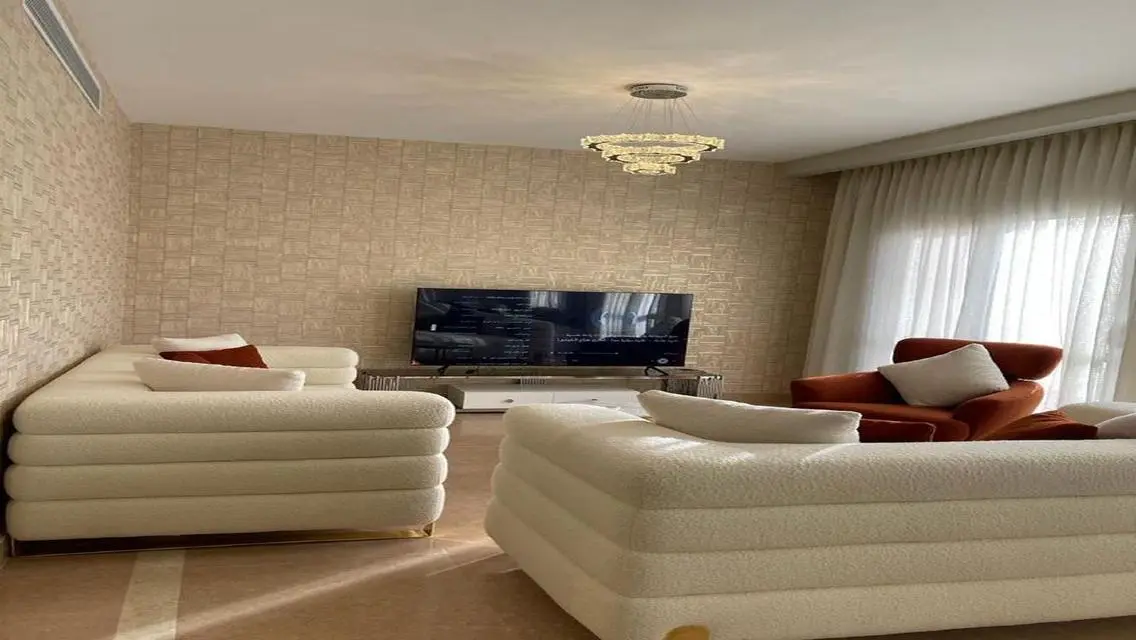 شقة مميزة للبيع overlooking البحيرات