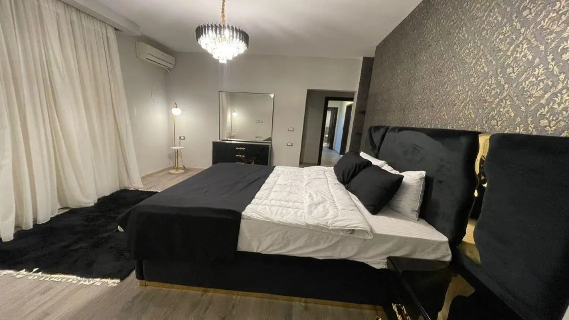 شقة مميزة للبيع overlooking البحيرات