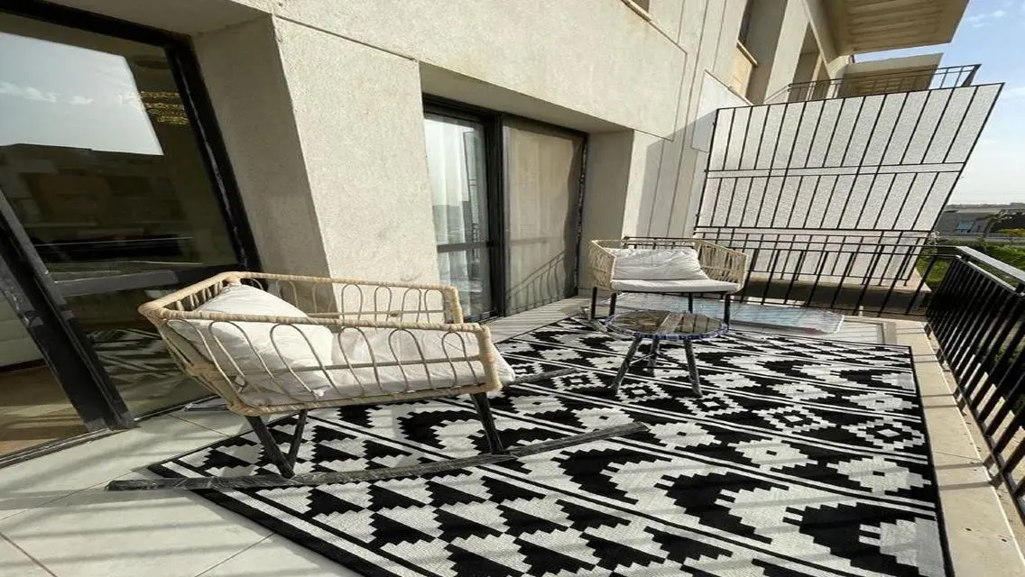 شقة مميزة للبيع overlooking البحيرات