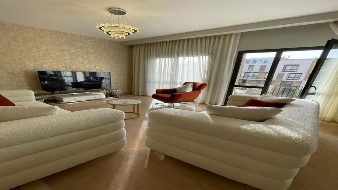 شقة مميزة للبيع overlooking البحيرات