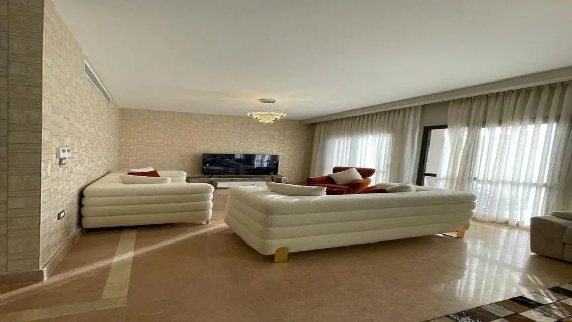 شقة مميزة للبيع overlooking البحيرات