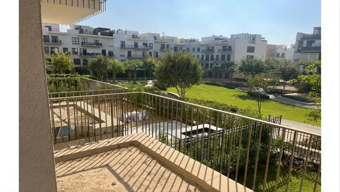 شقة فاخرة بمساحة واسعة للبيع