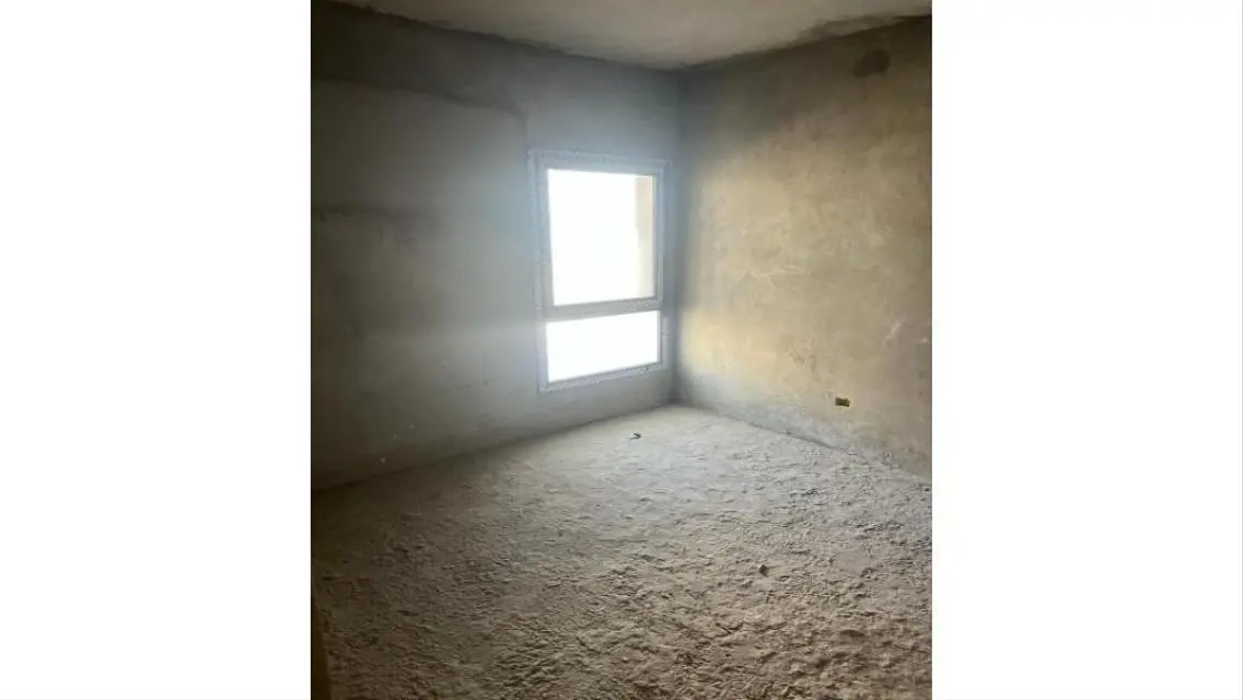 شقة فاخرة بمساحة واسعة للبيع