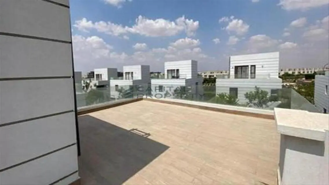 فيلا فاخرة للبيع بحديقة خاصة ومسبح مشترك