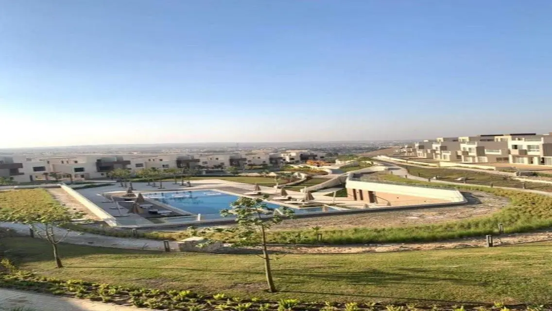 فيلا فاخرة للبيع بمساحة واسعة مع حديقة ومسبح خاص