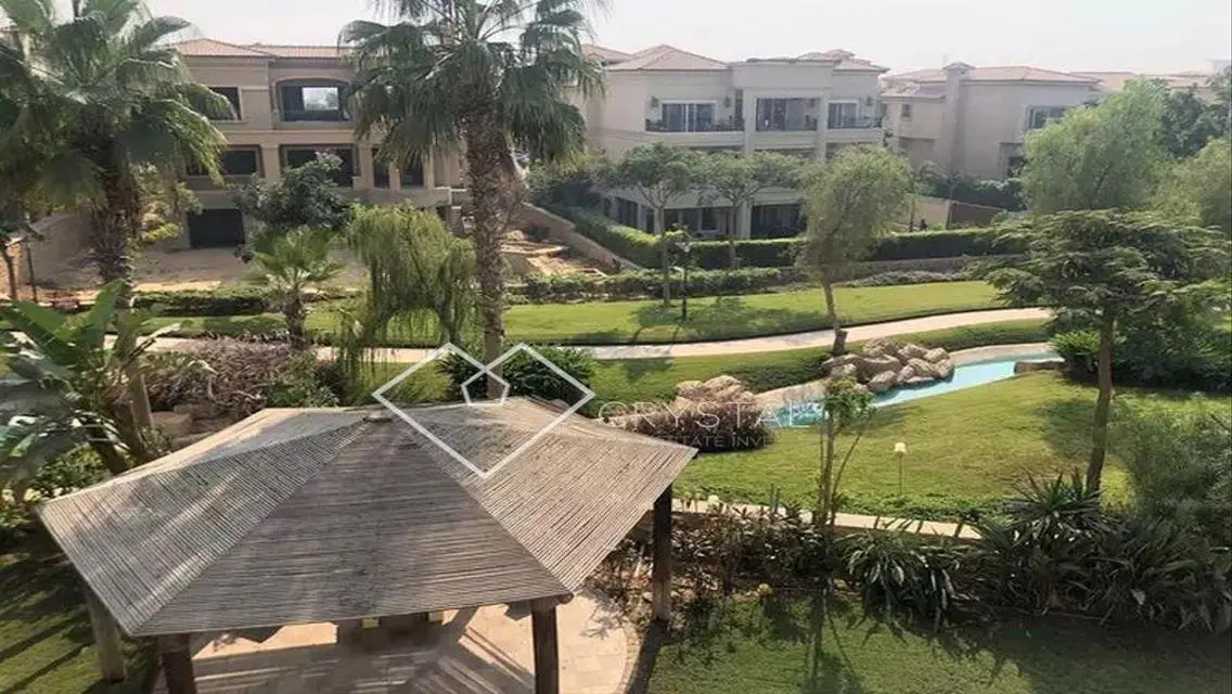شقة فاخرة للبيع بمساحة واسعة في حي هادئ