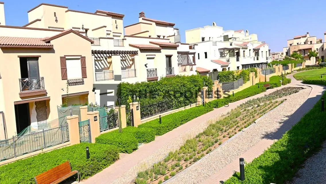 Luxurious Villa with Expansive Space and Ideal Amenities