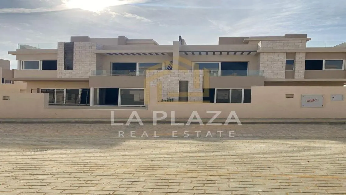 فيلا فاخرة للبيع بمساحة واسعة وإطلالات ساحرة