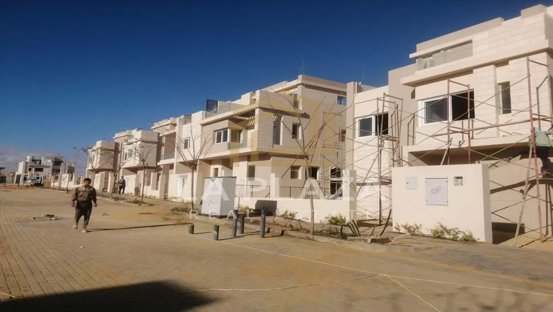 فيلا فاخرة للبيع بمساحة واسعة وإطلالات ساحرة