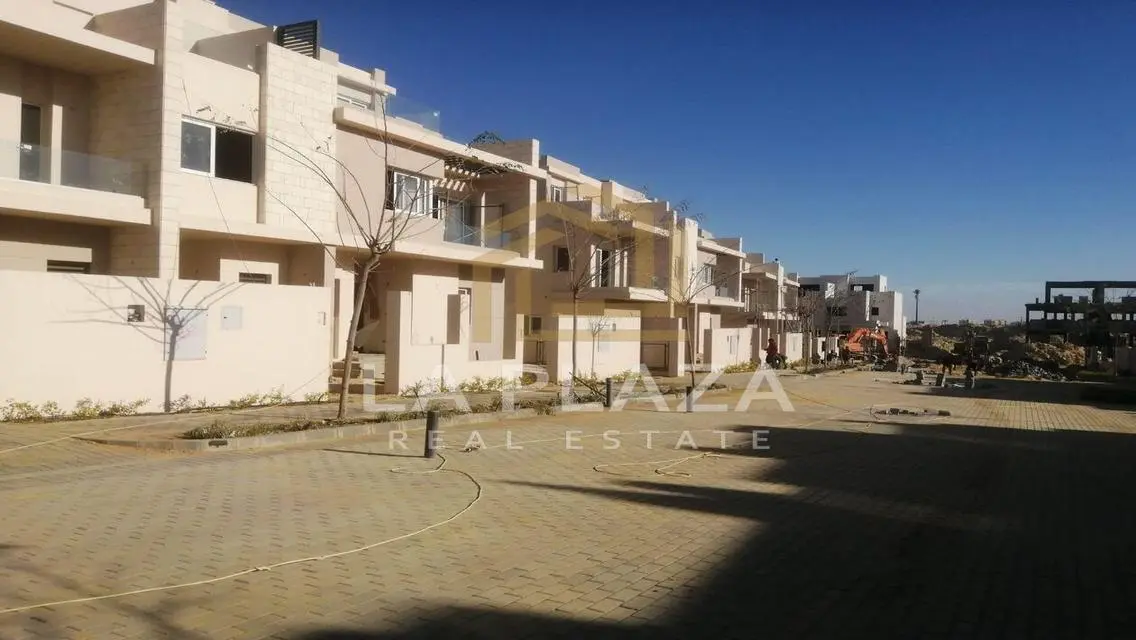 فيلا فاخرة للبيع بمساحة واسعة وإطلالات ساحرة
