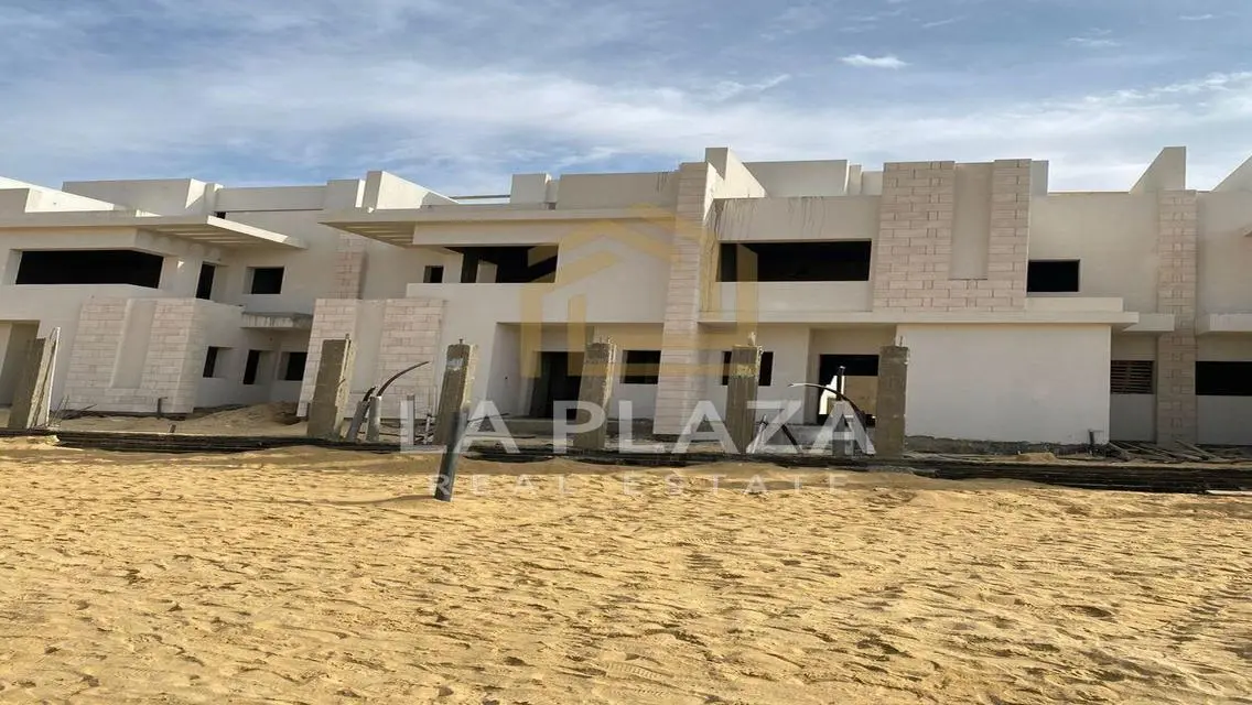 فيلا فاخرة للبيع بمساحة واسعة وإطلالات ساحرة