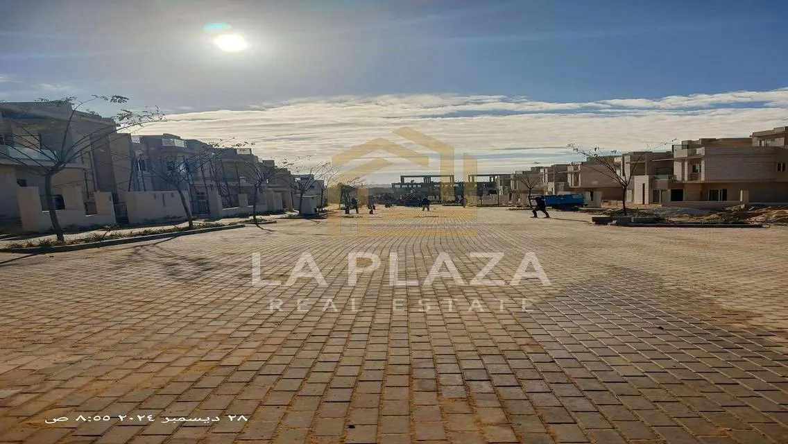 فيلا فاخرة للبيع بمساحة واسعة وإطلالات ساحرة