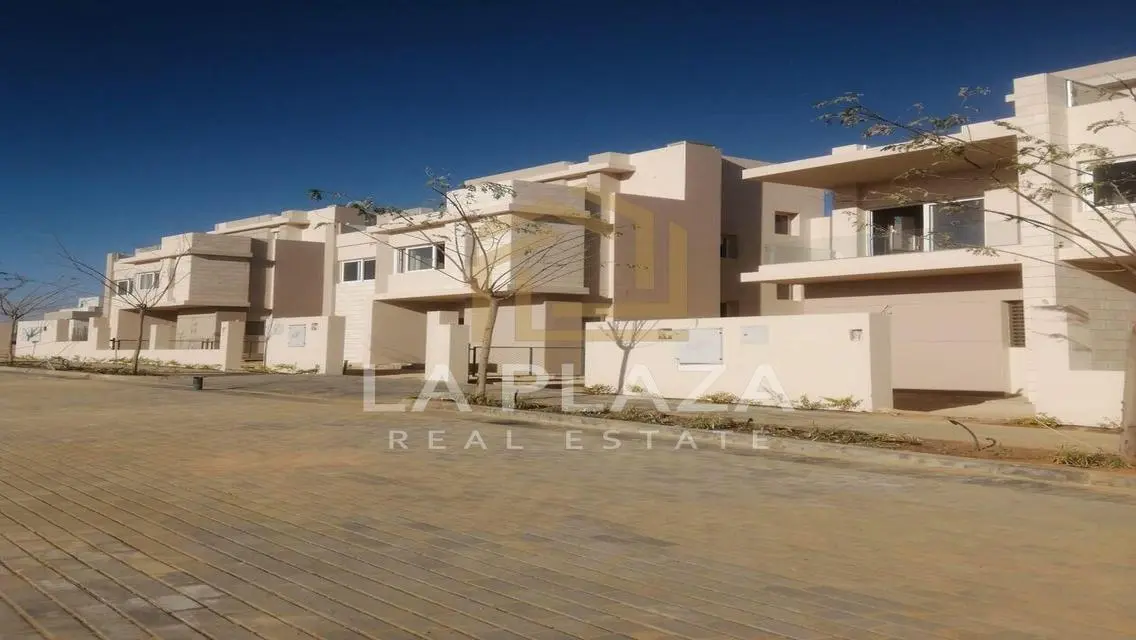 فيلا فاخرة للبيع بمساحة واسعة وإطلالات ساحرة