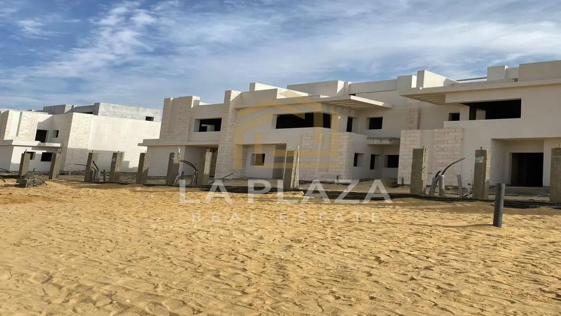 فيلا فاخرة للبيع بمساحة واسعة وإطلالات ساحرة
