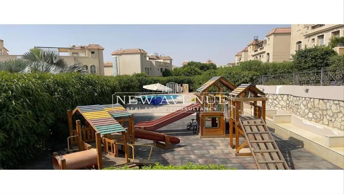 فيلا فاخرة مع حديقة خاصة للبيع بمساحة واسعة