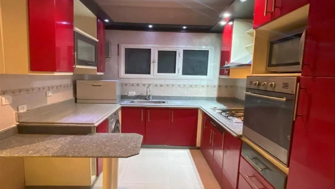 شقة فاخرة بثلاث غرف وبسعر مميز