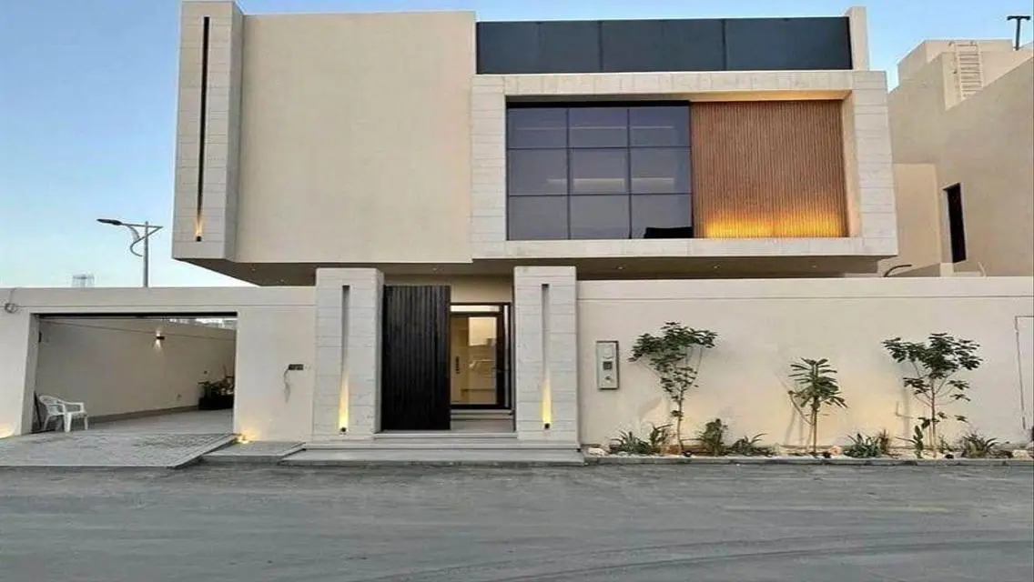 Luxurious Villa with Expansive Space Near Major Attractions