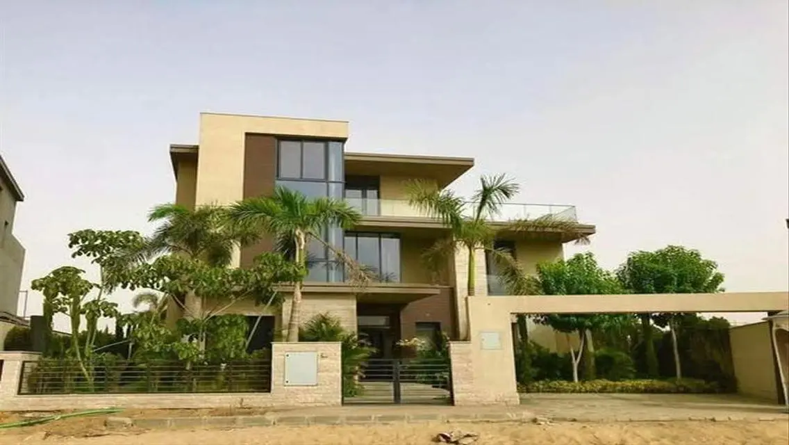 Luxurious Villa with Expansive Space Near Major Attractions