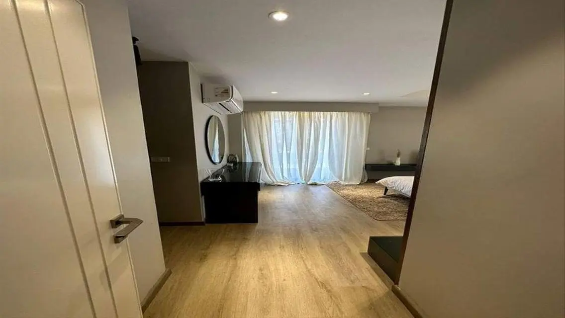 Luxury Apartment with Spacious Layout in the City Center