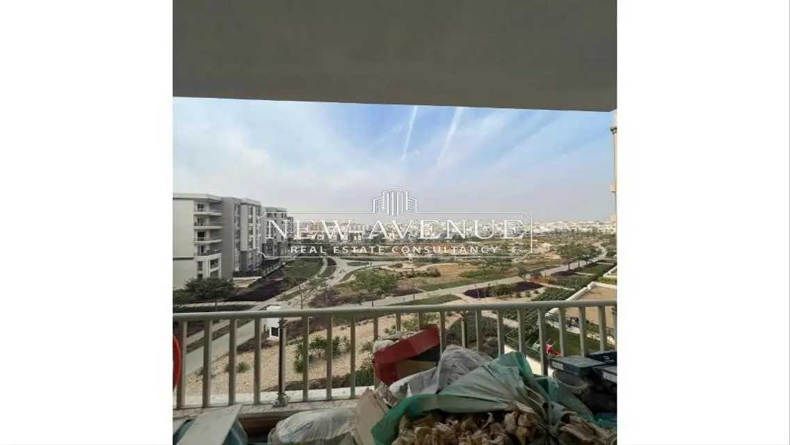 فيلا فاخرة للبيع مع حديقة خاصة