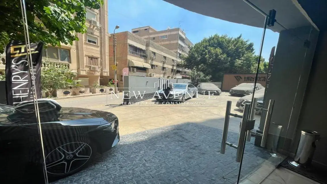 عقار بمساحة كبيرة مع خدمات متميزة في موقع استراتيجي