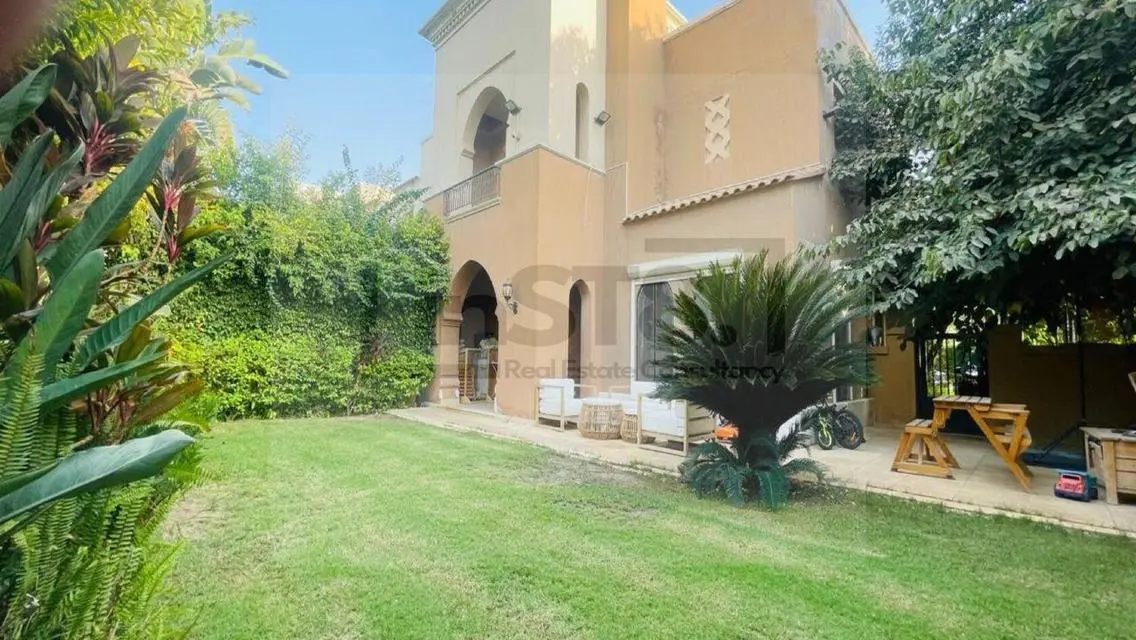 Luxury Villa With Spacious Design for Sale in ST81