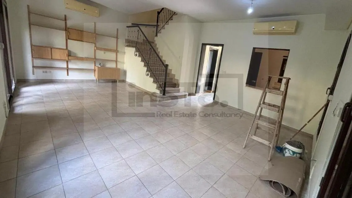 Luxury Villa With Spacious Design for Sale in ST81