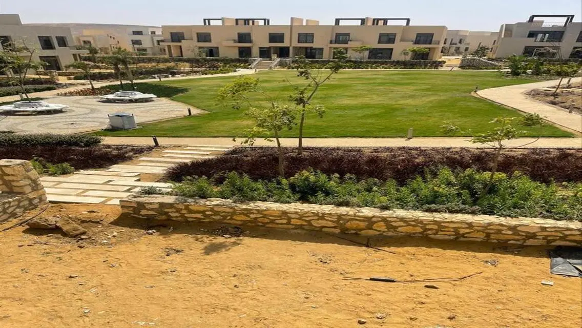منزل فاخر للبيع بمساحة واسعة وبركة سباحة خاصة