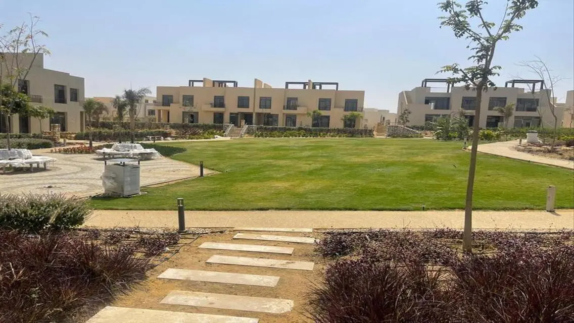 منزل فاخر للبيع بمساحة واسعة وبركة سباحة خاصة