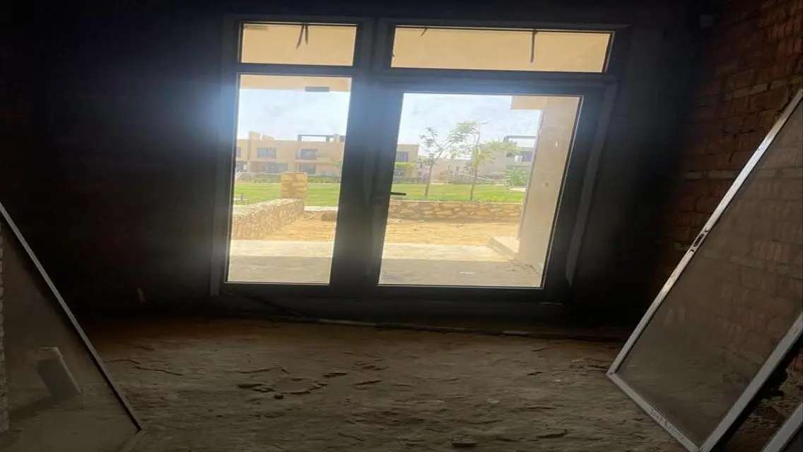 منزل فاخر للبيع بمساحة واسعة وبركة سباحة خاصة